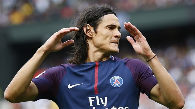 Edinson Cavani z Paris Saint-Germain slav svj gl proti Amiens.