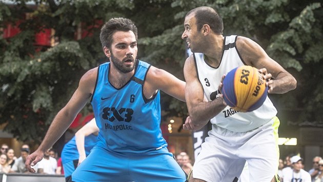Roman Zachrla (vlevo) z t�mu Humpolce tla�� na Igora Musulina ze Z�h�ebu v utk�n� pra�sk�ho turnaje World Tour 3x3.