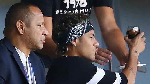 Neymar Sr. a Neymar Jr. sleduj duel mezi Paris St. Germain a Amiens.