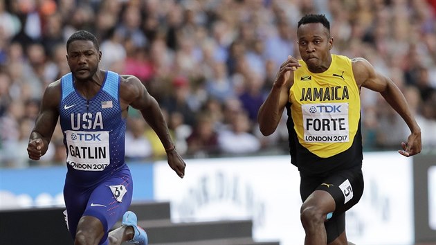 Justin Gatlin z USA a Julian Forte z Jamajky v semifinle stovky na MS v Londn.