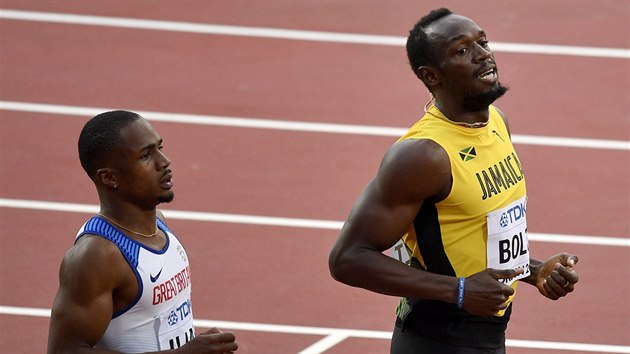 Jamajsk sprinter Usain Bolt (vpravo) a Chijindu Ujah z Velk Britnie po semifinle svtovho ampiontu