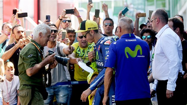 Valentino Rossi obklopen fanouky v prbhu zvodnho vkendu v Brn.