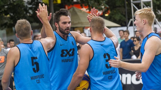 Radost basketbalist Humpolce z vhry nad Zhebem. Zleva Ondej Dygrn, Roman Zachrla, Ondej ika a Vojtch Rudick.