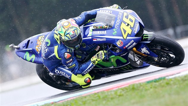 Valentino Rossi bhem trninku na Velkou cenu esk republiky silninch motocykl