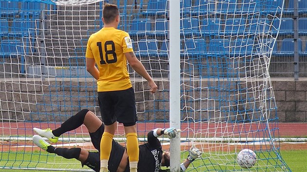 Pekonan sokolovsk brank Jaroslav Bela bhem utkn s stm nad Labem.