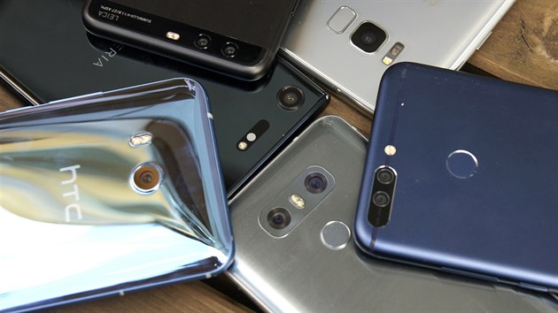 pikov smartphony pro rok 2017: Honor 8 Pro, HTC U11, Huawei P10 Plus, LG G6, Samsung Galaxy S8 a Sony Xperia XZ Premium