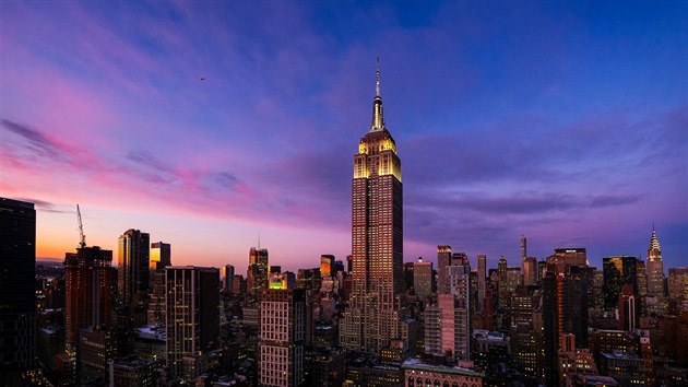 Empire State Building  stojí v New Yorku na křižovatce Páté Avenue a West 34th Street. Budova se 103 patry je postavená ve stylu art deco. 
