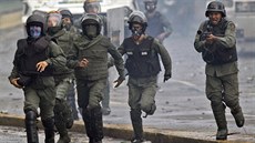 Venezuelská národní garda zasahuje proti demonstrantm  v Caracasu (28....