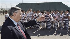 Arizonský erif Joe Arpaio hovoí k zadreným imigrantm (4. února 2009)