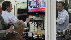 Palestinci na stanici al-Dazíra sledují zpravodajství z egyptských nepokoj...