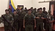 „Neuznáváme vražednou tyranii Nicoláse Madura,“ prohlásil lídr vzbouřenců ve...