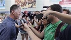 Trenér fotbalové Slavie Jaroslav �ilhavý odpovídá noviná��m p�ed odletem do...