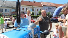 Cestovatel Martin Havelka (uprost�ed) byl na srazu historických vozidel st�edem...