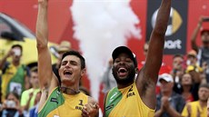 Braziltí pláoví volejbalisté Andre Loyola (vlevo) a Evandro Goncalves slaví...