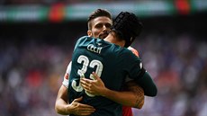 Olivier Giroud a Petr ech oslavují triumf Arsenalu v anglickém superpoháru.