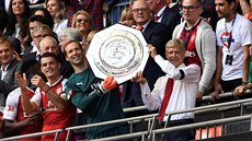 Brankář Arsenalu Petr Čech drží trofej pro vítěze anglického superpoháru s...