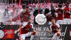 Hráči Arsenalu s Petrem Čechem uprostřed slaví zisk anglického superpoháru.