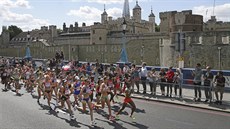 Maraton žen na mistrovství světa v Londýně, třetí v levé řadě česká běžkyně Eva...
