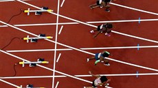 Momentka z běžeckého semifinále žen na 100 metrů.