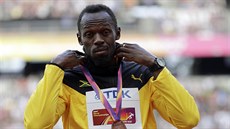 Jamajský sprinter Usain Bolt s bronzovou medailí ze závodu na 100 metrů.