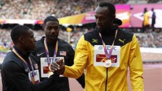Jamajský sprinter Usain Bolt (vpravo) gratuluje svým americkým přemožitelům...