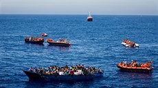 Klasický obrázek pi záchran uprchlických plavidel.