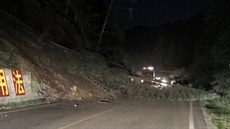 Po zemtesení zablokovaly silnici popadané stromy (8. srpna 2017).