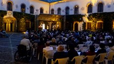 Sychrovský koncert pod �irým nebem.