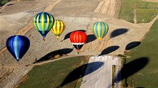 SLET BALONŮ. Horkovzdušné balony se vznášejí nad městem Todi ve střední Itálii.
