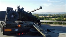 Na dálnici D35 na Olomoucku sjel z návsu tank (3. srpna 2017).