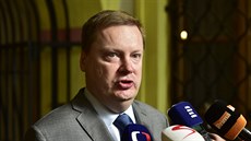 Pedseda komise Martin Plíek hovoí ped jednáním s novinái (1. srpna 2017).