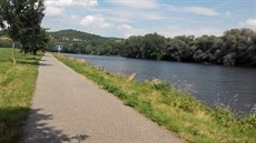 Zánovní asfaltová cyklostezka vás zavede z Malých ernosek do Lovosic, kde lze...