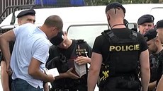 Policejní hlídky na několika místech v Praze kontrolují srbské fotbalové...
