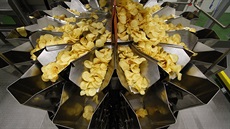 Ochucené bramb�rky putují do kombina�ních vah. Padají postupn� do �estnácti...