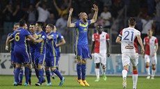 Fotbalisté BATE Borisov se radují z druhého gólu proti Slavii v odvet 3....