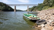 elezniní most mezi obcemi Vlastec a ervená nad Vltavou spojuje behy eky...