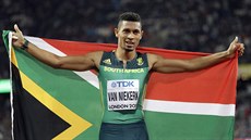 MISTR SVTA. Wayde van Niekerk slaví titul mistra svta na tystovce.