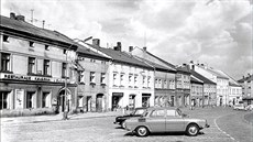Dobová fotografie polenského námstí a domu U Slovana (zcela vlevo).
