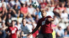 Jonathan Biabiany v dresu Sparty zpracovává mí v utkání proti Mladé Boleslavi.