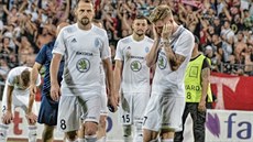 Fotbalisté Mladé Boleslavi zklamaně odcházejí ze stadionu v albánském Elbasanu,...