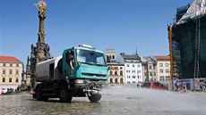 Vedro nejteplejího dne roku krotil v olomouckých ulicích 1. srpna 2017 kropicí...