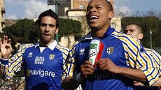 Jonathan Biabiany j(vpravo) ještě v dresu Parmy, slaví svůj gól, vlevo Paolo...