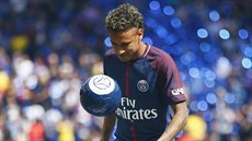 Neymar se poprvé ukázal fanoukm Paris SG.