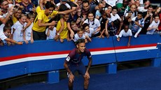 Neymar se fotí s fanouky Paris SG.