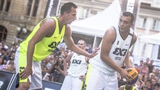 Jan Rotrekl (vlevo) z Ostravy brání Ranka Kri�anovi�e z Vitezu v utkání...