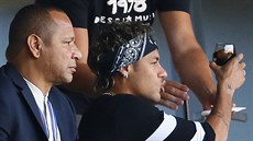 Neymar Sr. a Neymar Jr. sledují duel mezi Paris St. Germain a Amiens.