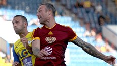 Teplický fotbalista Jan Voahlík (vlevo) v souboji s Martinem Jiránkem z Dukly.