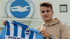 Fotbalový obránce Aleš Matějů pózuje s modro-bílým dresem Brightonu, nováčka...