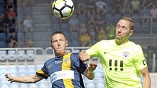 Opavský obránce Michal St�í� (vlevo) bojuje o mí� s vítkovickým zálo�níkem...
