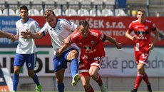 Pavel Moulis v erveném olomouckém dresu v duelu se amorínem